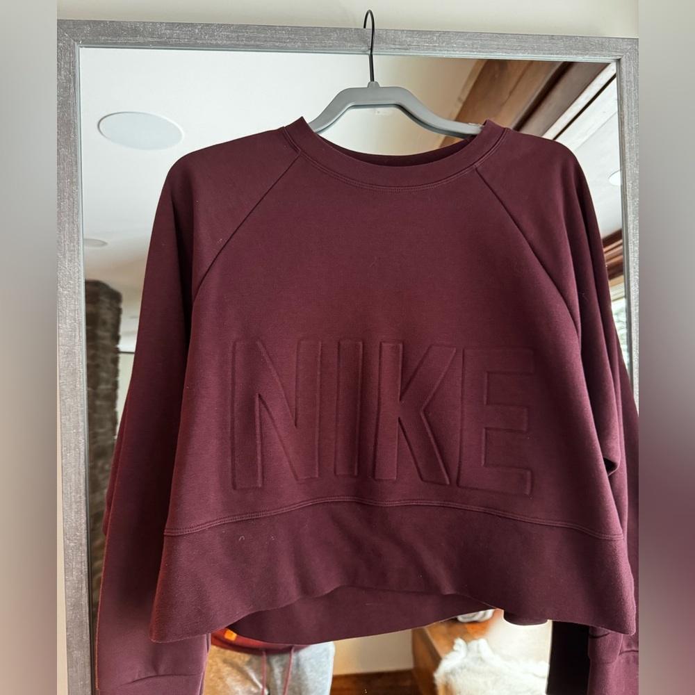 Cropped Nike drifit sweatshirt with raised letters